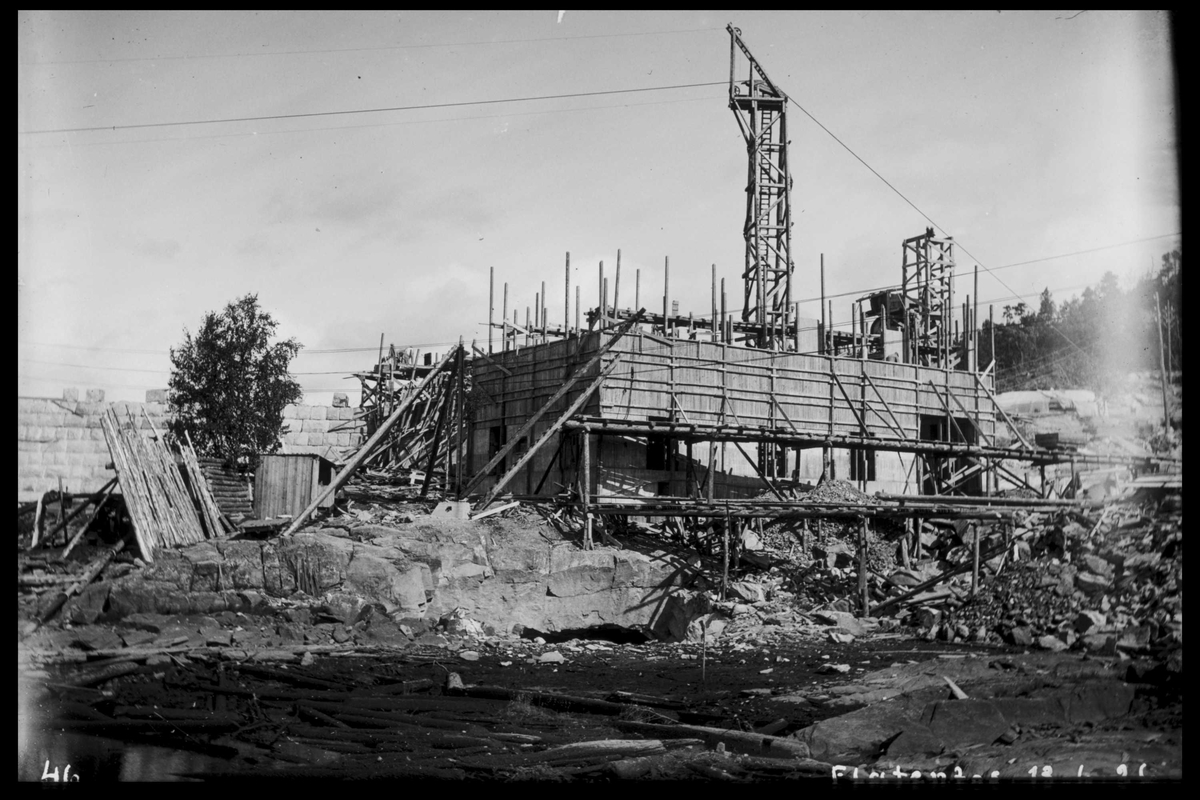 Arendal Fossekompani i begynnelsen av 1900-tallet
CD merket 0468, Bilde: 31
Sted: Flaten
Beskrivelse: Kraftstasjonen under bygging