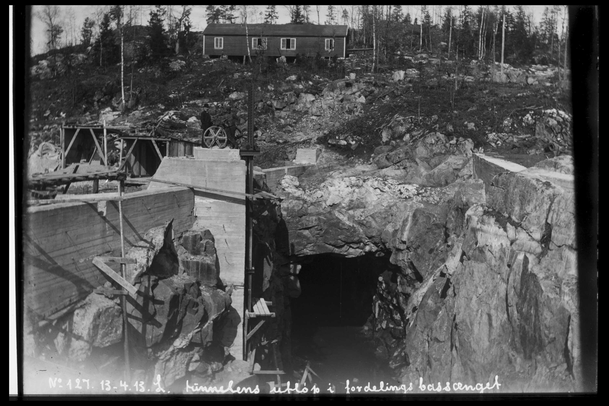 Arendal Fossekompani i begynnelsen av 1900-tallet
CD merket 0470, Bilde: 45
Sted: Bøylefoss
Beskrivelse: Tunellutløpet i basseng 2. Mannskapsbrakke ovenfor