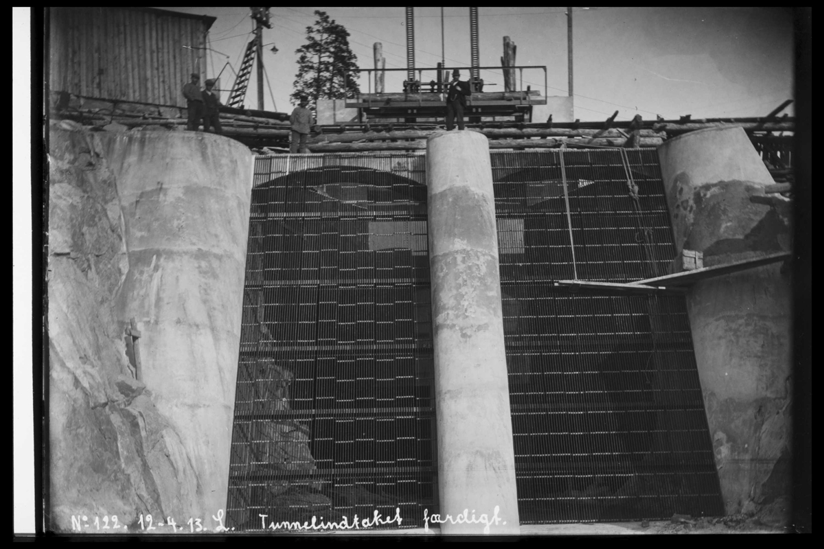 Arendal Fossekompani i begynnelsen av 1900-tallet
CD merket 0470, Bilde: 98
Sted: Haugsjå
Beskrivelse: Tunelinntaket ferdigstilt med grinder