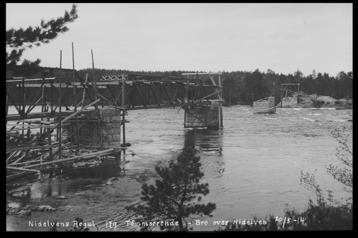 Arendal Fossekompani i begynnelsen av 1900-tallet
CD merket 0474, Bilde: 19
Sted: Flaten
Beskrivelse: Tømmerrene over elva
