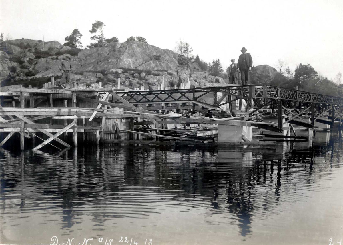 "22/04-1913" Nitriden. Bygging av kaianlegg. Jernkonstruksjoner, forskalinger. Tromøysund i forgrunnen.