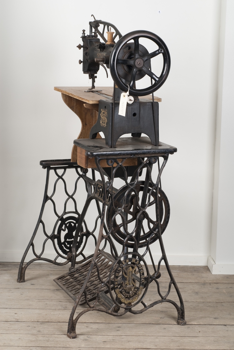 Maskinen brukes til å sy sømemr som buer seg. Singer symaskin i sort.
Sytråd i symaskinen.



