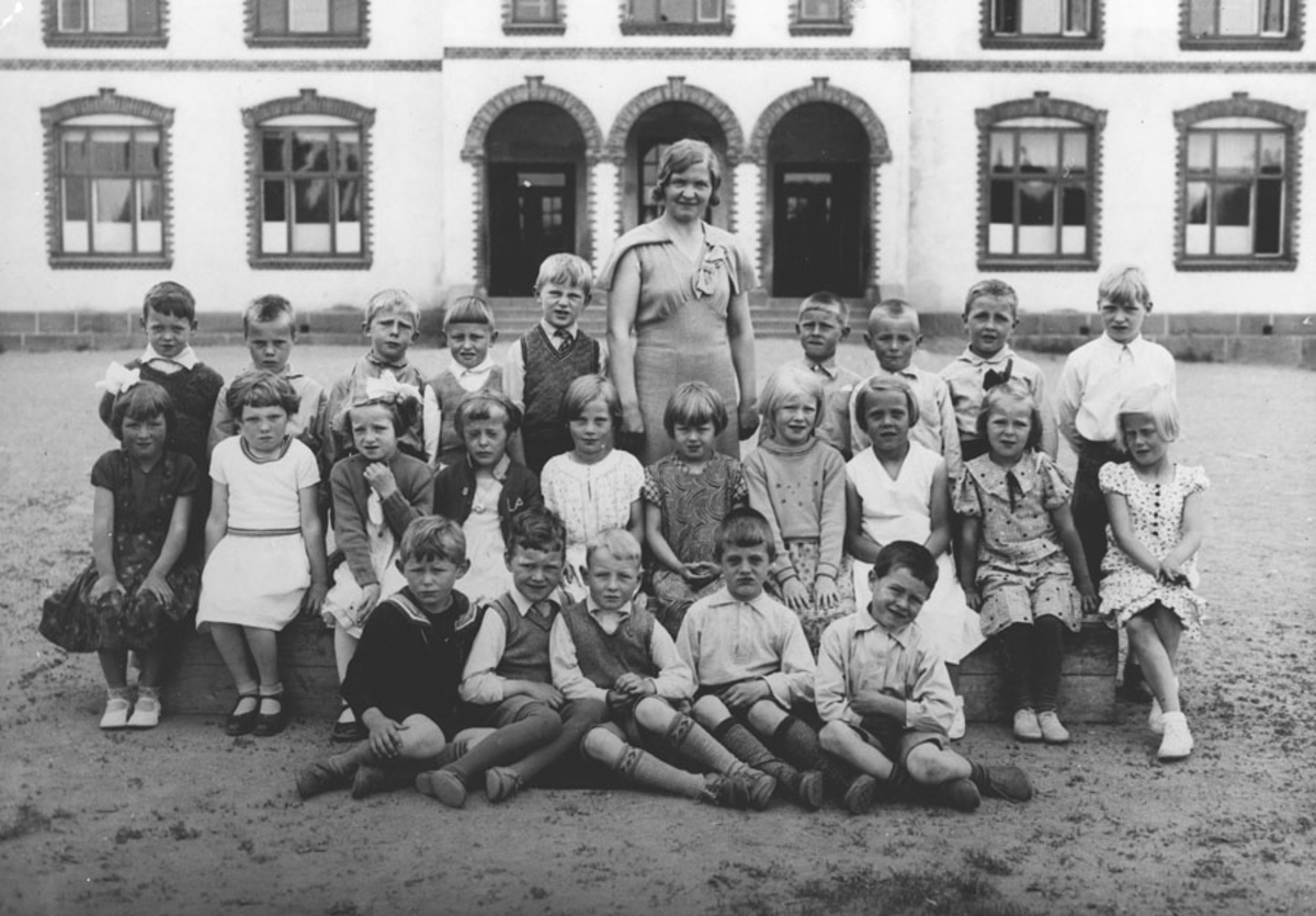 1. kl. 1936 Kontra skole med lærerinne Barbro Myhre