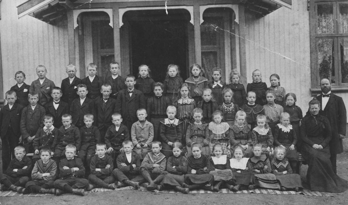 Elever utenfor Mørk skole 1901