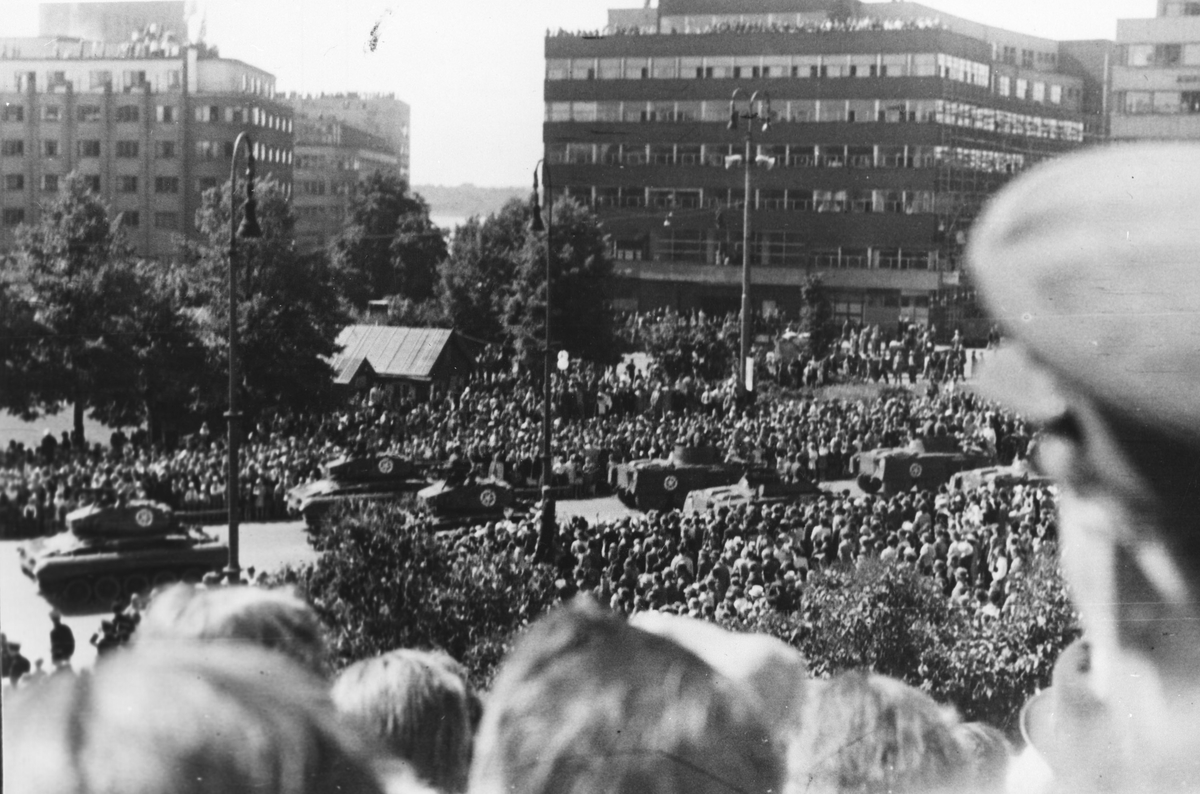Frigjøringsfeiring i Oslo. Amerikanske Tanks paraderer på Karl Johans gate. Masse publikum.