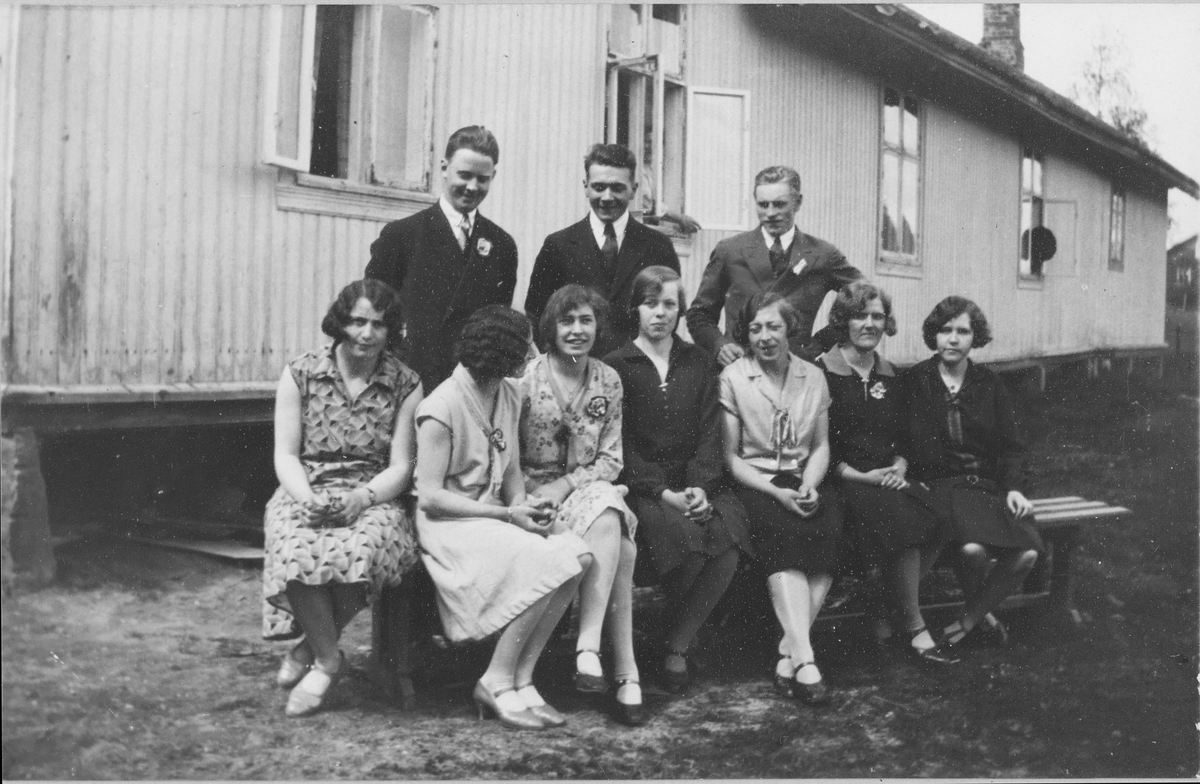 Festkomiteen 17. mai 1932 i Fet ungdomslag, tatt foran forsamlingshuset «Ungdommen» i Falldalen i Fet.