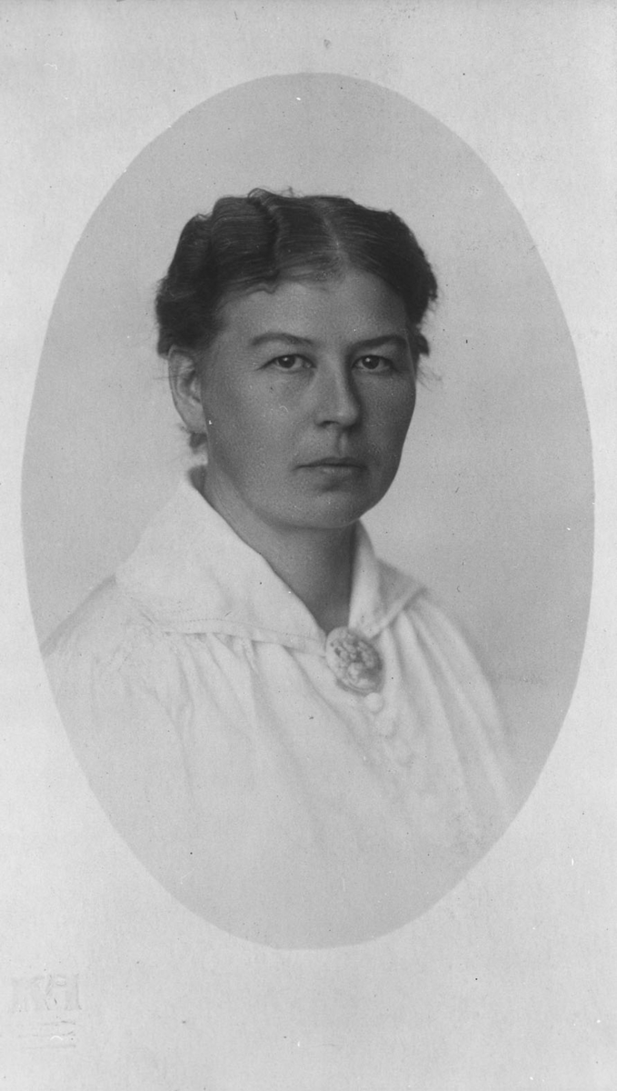 Brystbilde av fru Dagny Smith (f.1862, d.12.05.1965).