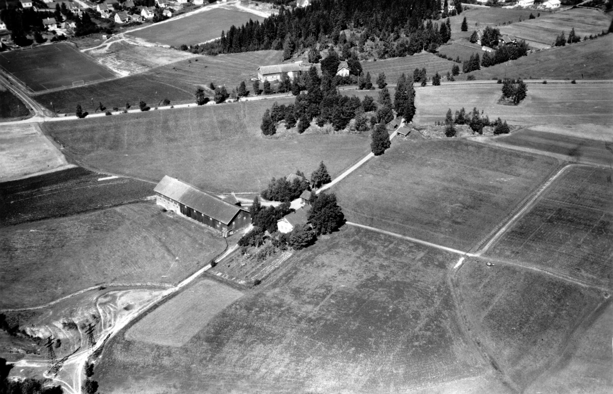 Flyfoto av Bårli gård (foran) og Bårlibakken gård (bak).