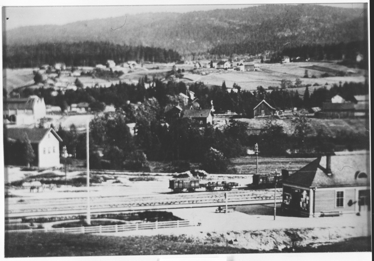 Strømmen. Utsikt fra Braatejordet mot Strømmen stasjon, nede til høyre.