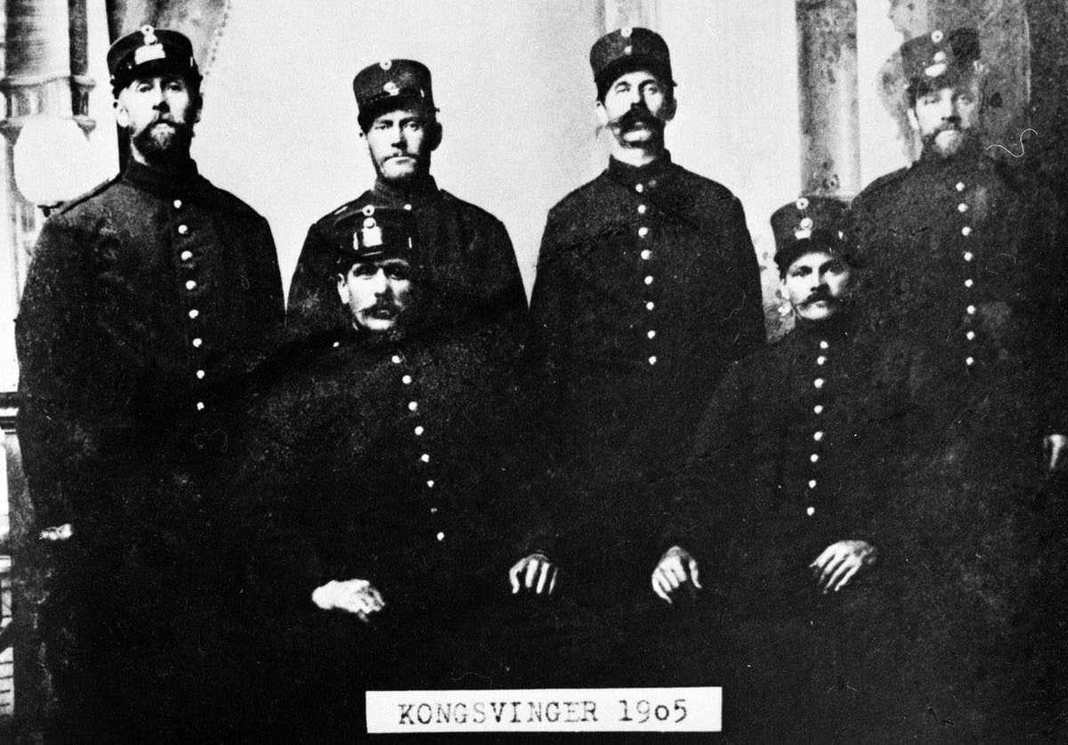 Soldater på Kongsvinger 1905.
Første rekke fra v.: Johan Kjus, Hans Kleven (eierens far).
Annen rekke nr.2: Johan Fredriksen Valstad, nr. 3 Johan Valstad