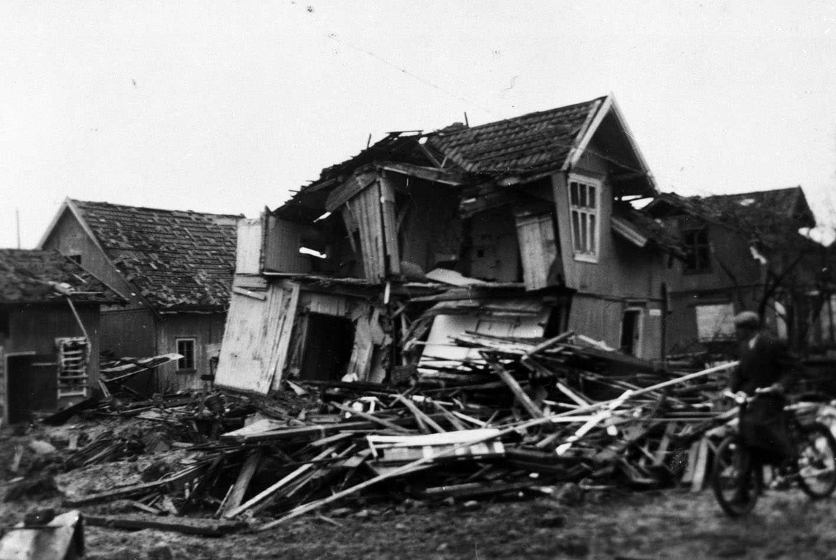 Lillestrøm 1944-5 Resultat av engelsk bombing av Lillestrøm. Bilder av knuste trehus. Ett av husene like ved kirken.