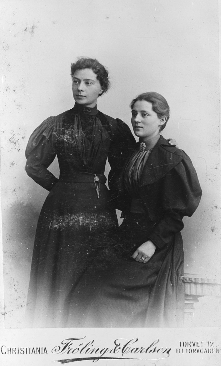 To søstre, Petra Helene f.1871 og Berte Marie f. 1873.
