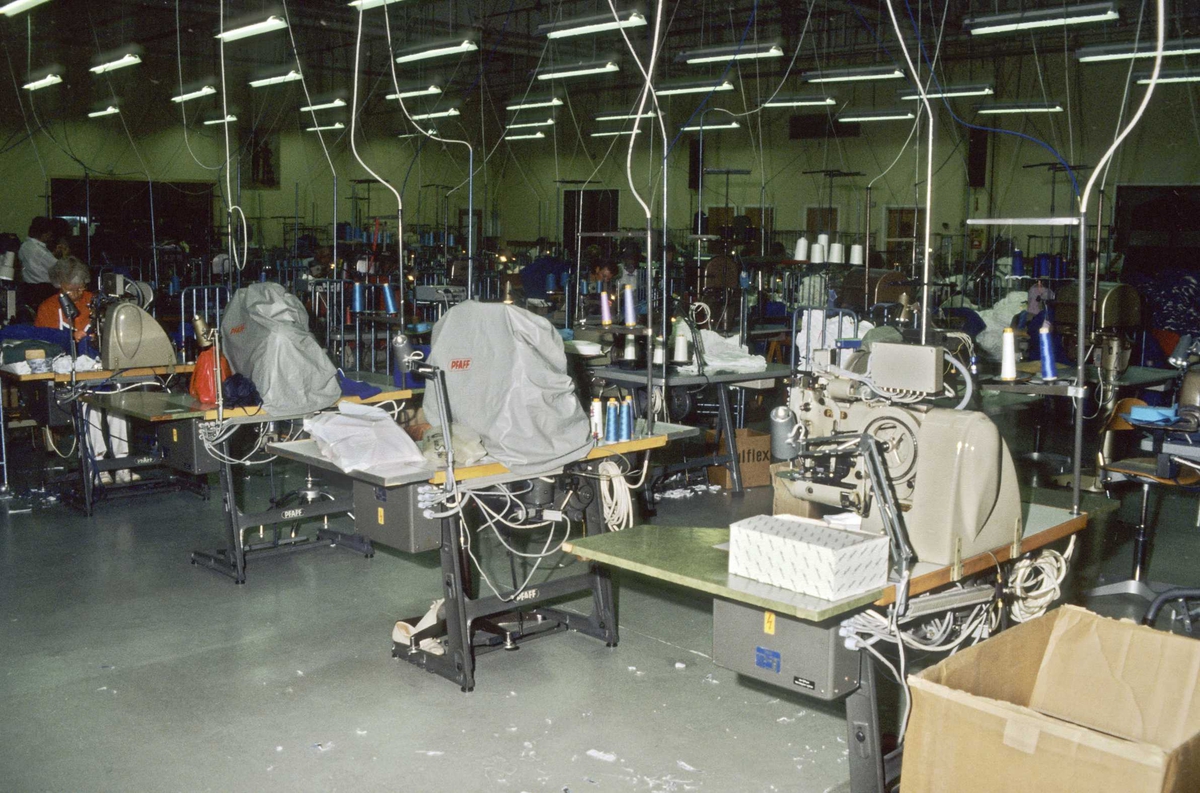Dovre Fabrikker, T-skjorte produksjon, sysalen med symaskiner, plaggene sys sammen
