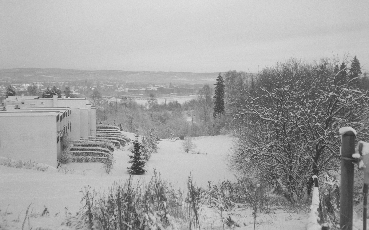 Utsikt fra Nedre Rælingsvei, mot Lillestrøm, ved Hesthagan Borettslag.