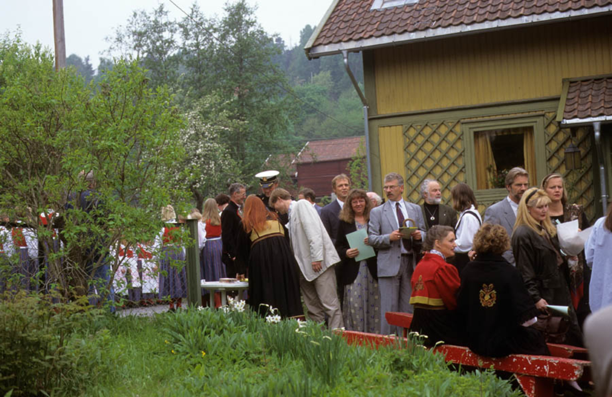 Asker Museum, Labråten: Åpning av Labråten som museum forsommeren 1996. Menneskemengde foran gult hus.  
