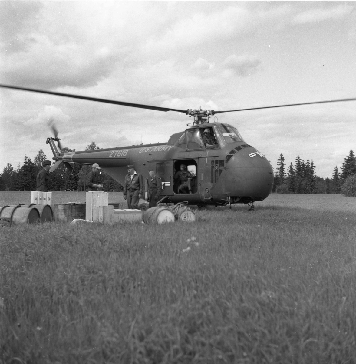 Sommeren 1955 fraktet et helikopter fra US Army utstyr og materialer fra Dokkenmoen til Mistbergtoppen. Det ble bygd en radiolinkstasjon el.likn. på toppen. Også i 1957 fraktet amerikanske helikoptre materialer til Mistbergtoppen. Dette var utvilsomt militære anlegg, en del av NATO-samarbeidet.