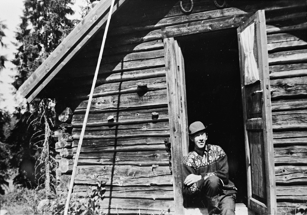 Bammerudsetra i Feiring, 1930-35. Olaf Stefferud i døra. Sønnen Knut eier setra i dag (1980-tallet).