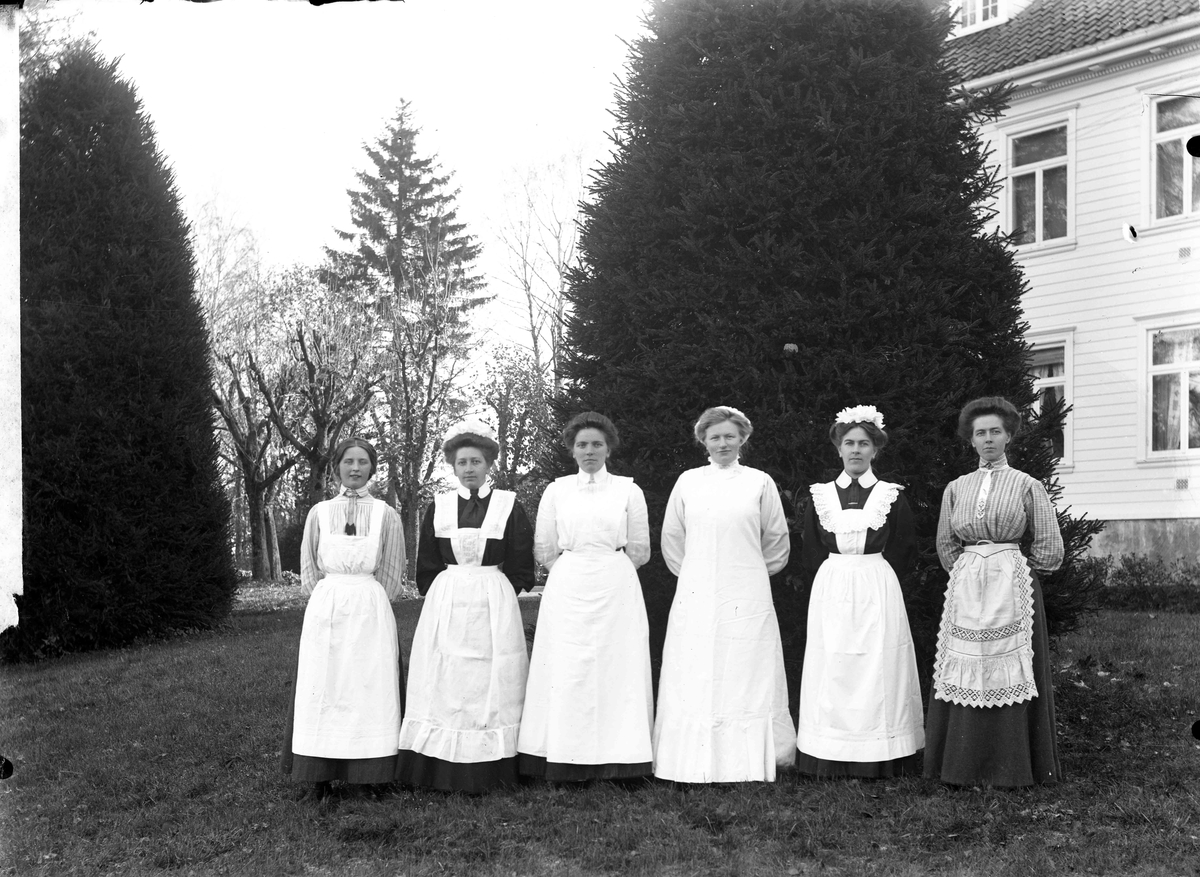 6 sykepleiere utenfor Stensby Sykehus