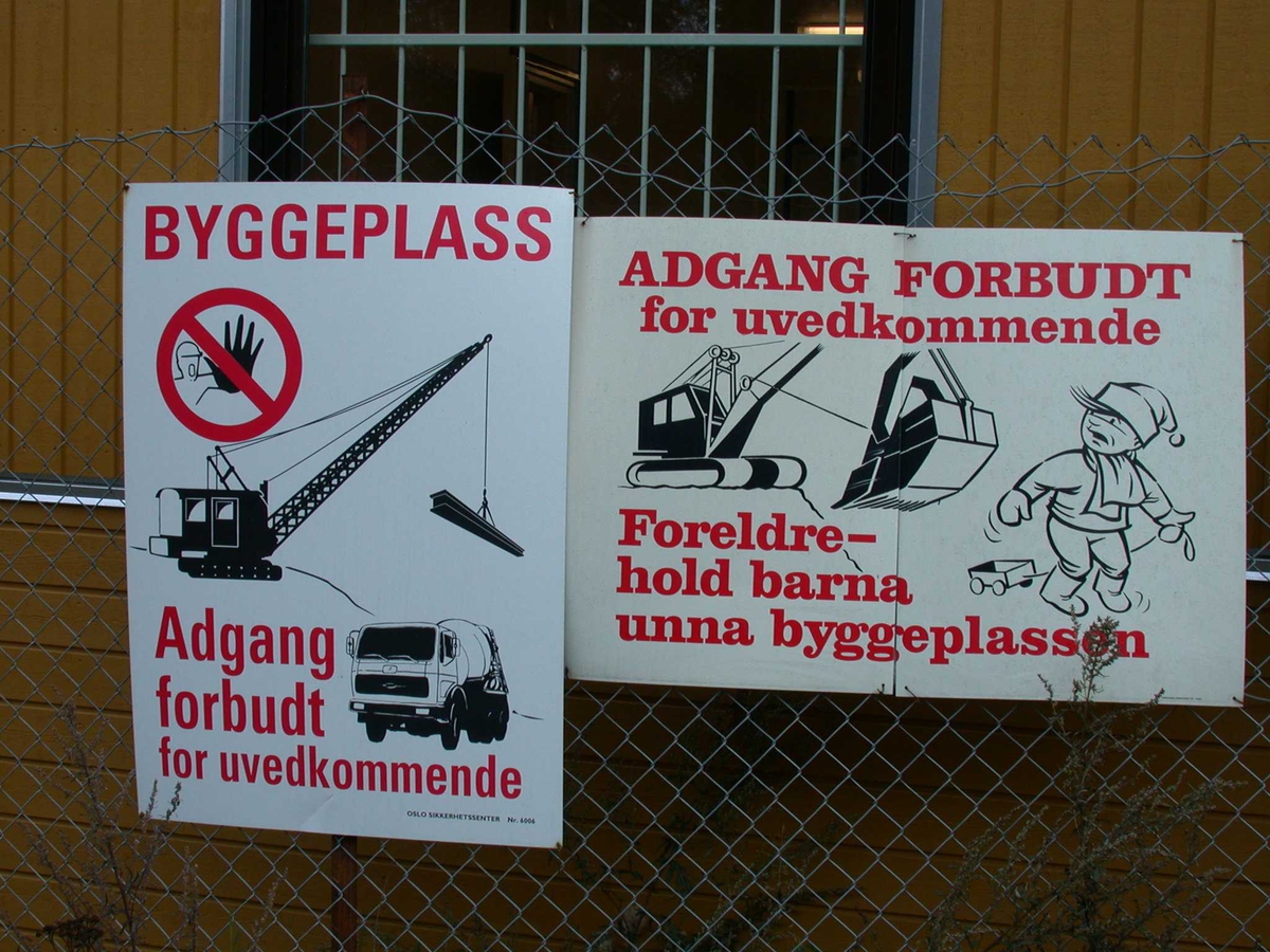 Skilt med advarsler / adgang forbudt ved byggeplassen  Rolvsrud Park
Fotovinkel: 