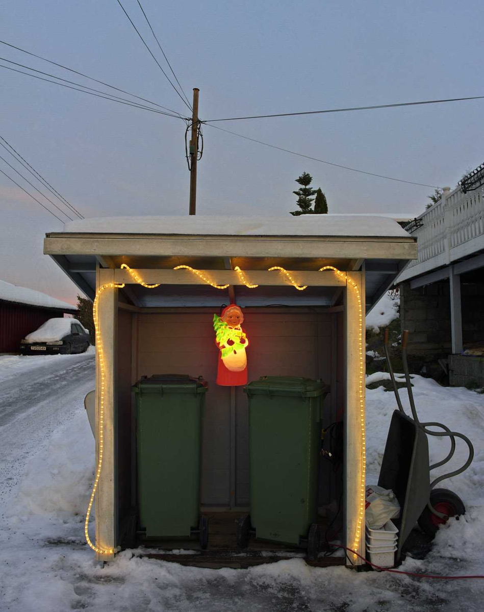 Julebelysning

Hvit lysslange og lysende engel på søppelhus ved enebolig