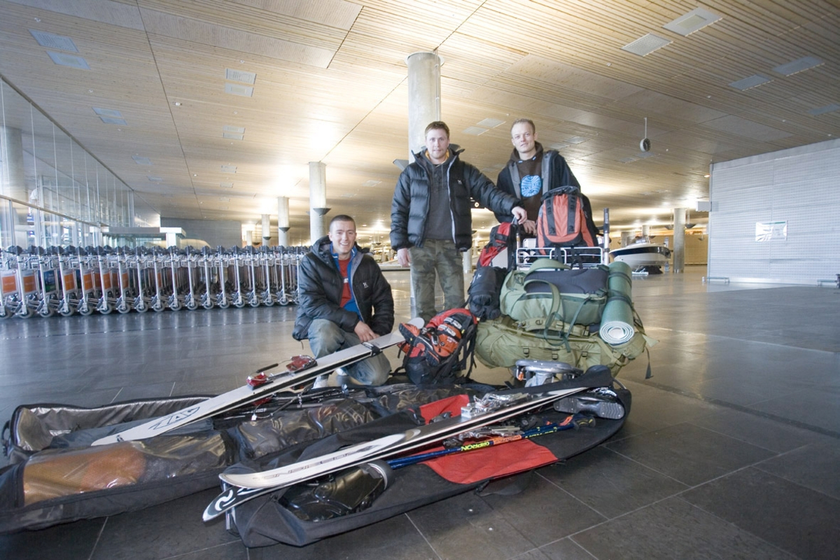 Vesker. Bagasjeutlevering innland. Tre unge menn med ski-bagasje til langhelg i skibakke. Fotodokumentasjon i forbindelse med dokumentasjonsprosjekt - Veskeprosjektet 2006 - ved Akershusmuseet/Ullensaker Museum. 