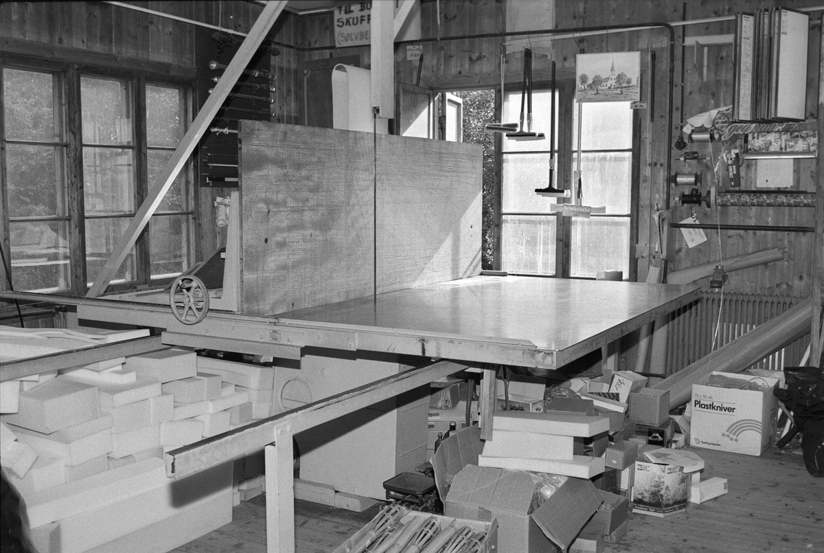 Svartdahl Bruk
Maskin 203-1 Skumplastsag, konstruert av Per Iversen 1975. Etter modell av sag hos D. P. Sundes skumplastfabrikk. Understellet stammer fra en maskin som fliset opp skumplast hos Sunde. Skjæring av skumplast etter mål erstattet produksjon av bærepinner. Skumplast støpes i rektangulære blokker, som  sages til for eksempel madrasser eller møbelstopp.
