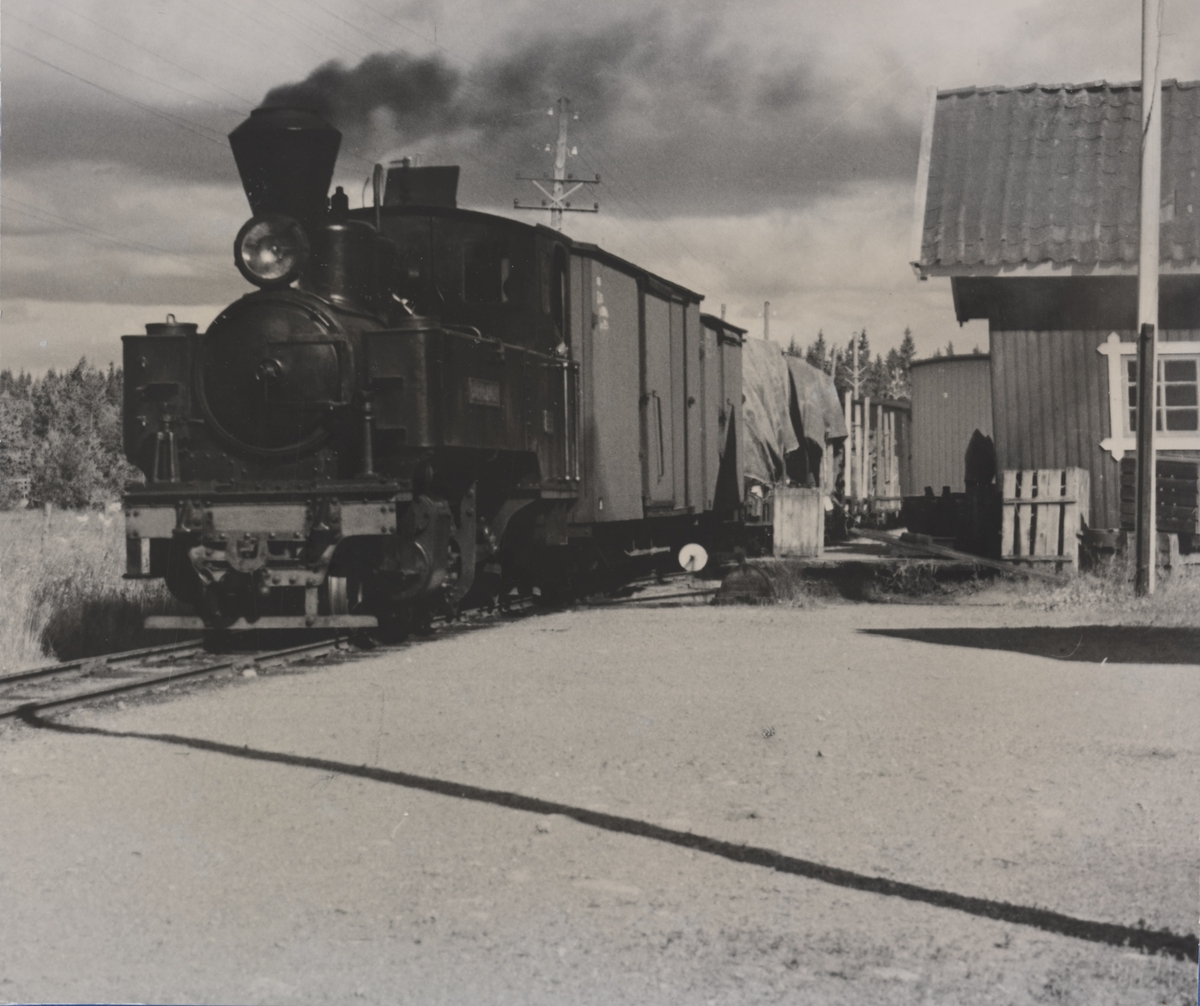 Aurskog-Hølandbanens damplokomotiv XXIXa nr. 5 BJØRKELANGEN med tog retning Sørumsand på Killingmo stasjon