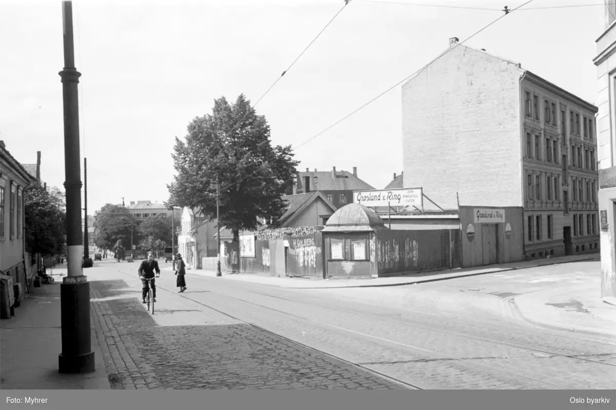 Gutt på sykkel i krysset Trondheimsveien - Sverdrups gate.