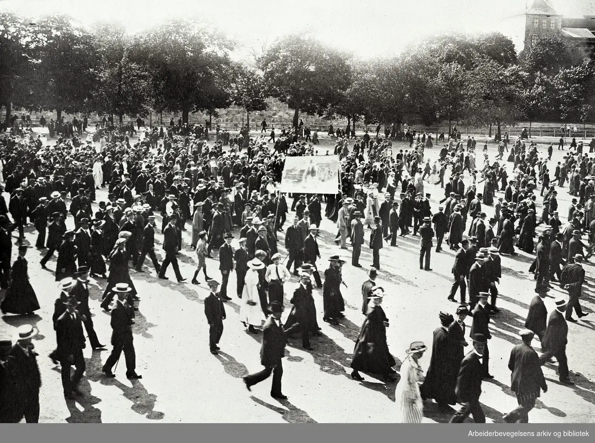 Demonstrasjon mot matmangelen og dyrtiden på Akershus Festning, 6. juni 1917