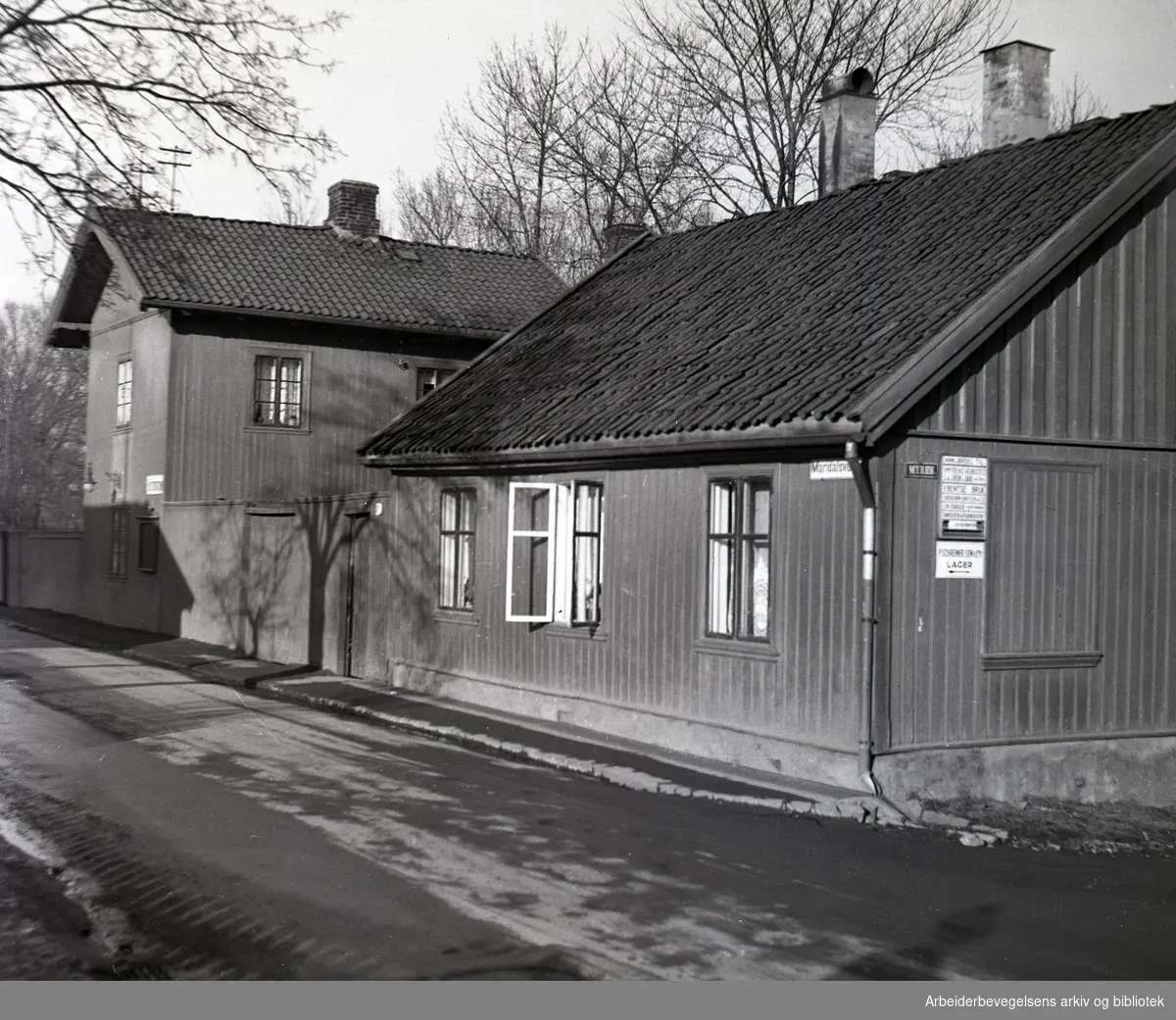Maridalsveien 91, med Sagene politistasjon (til venstre), og inngang til Myrens Verksted (til høyre),.1930-35