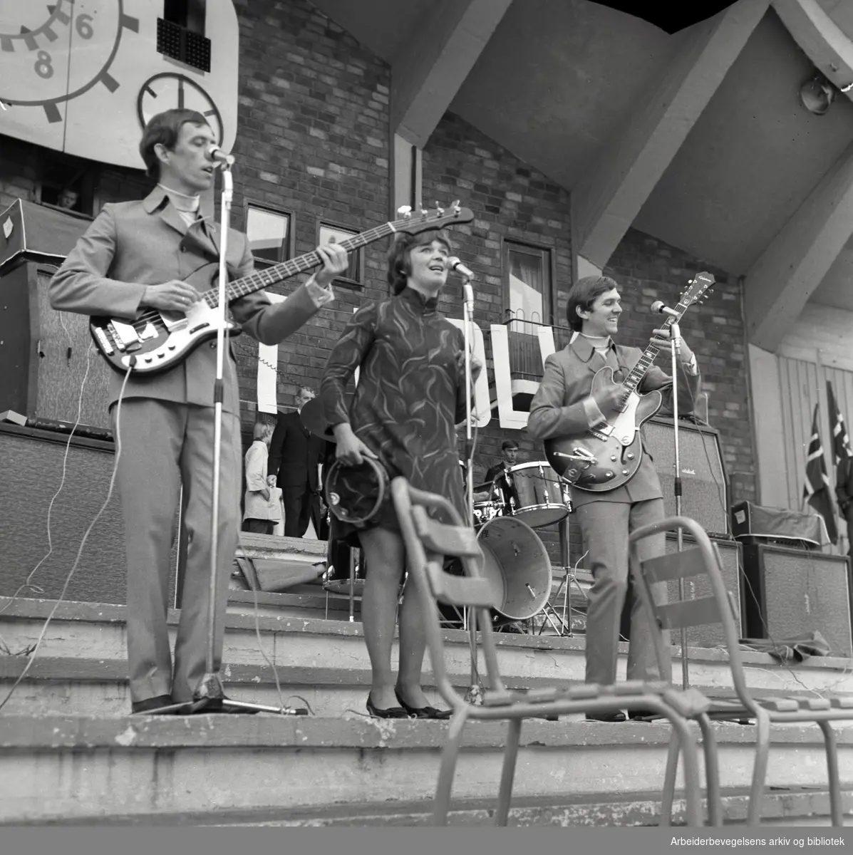 1. mai 1968 i Oslo. Framfylkingens arrangement på Jordal Amfi. "Three Hits", Fra venstre: Leif Strøm, Kari Diesen og Ola Neegaard..