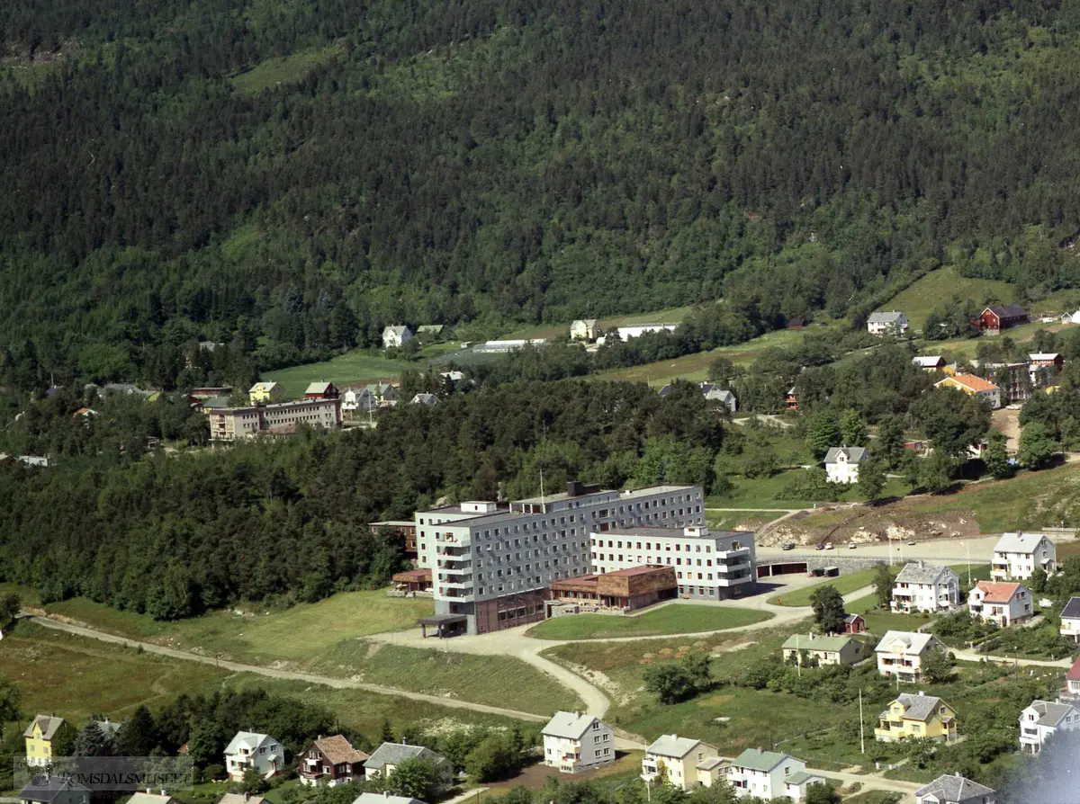 Fylkessjukehuset (1960) i enden av Parkveien, til venstre for sykehuset ligger Sjukepleieskolen