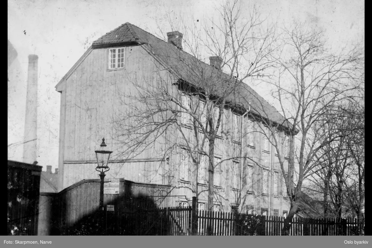 Ankerløkken skole i Hausmanns gate (1831-1861). Brukt som epidemi-lasarett under og etter tiden som skole. Revet 1918. Gatelykt.