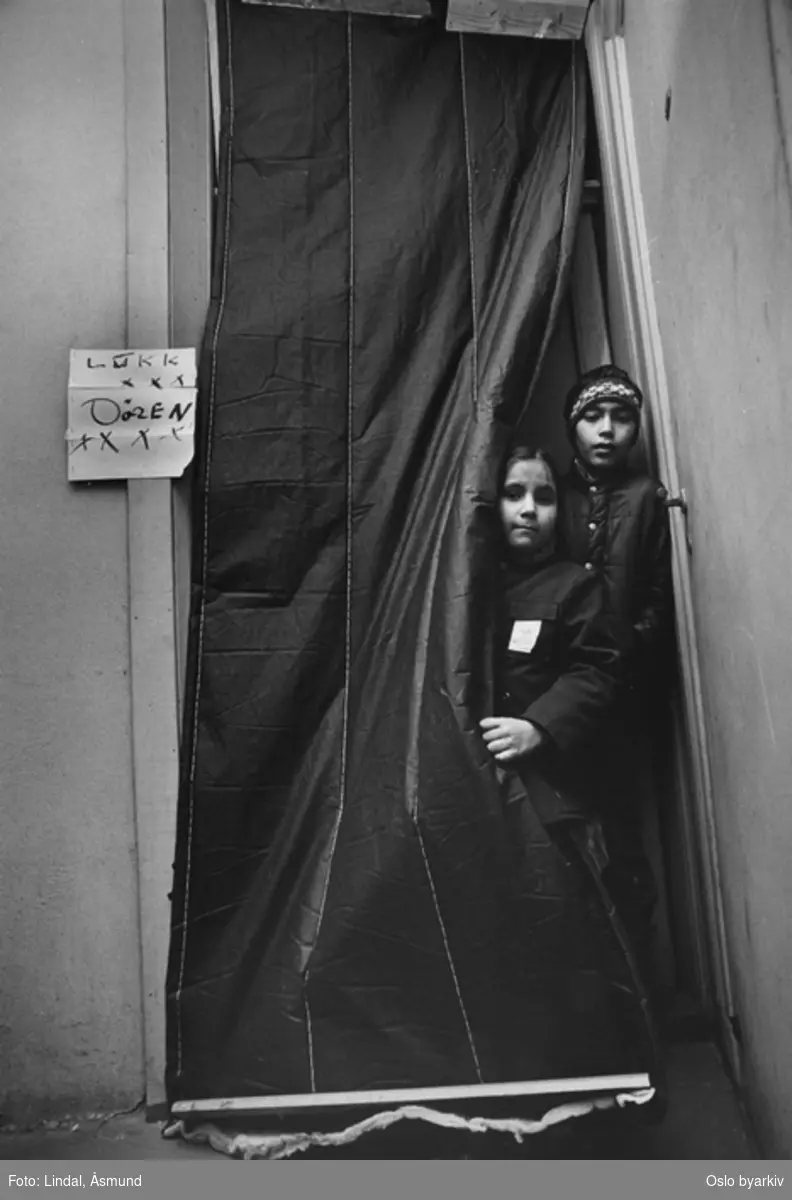 Barn i døråpningen. Innvandrernes boforhold. Fotografiet er fra prosjektet og boka ''Oslo-bilder. En fotografisk dokumentasjon av bo og leveforhold i 1981 - 82''. Kontakt Samfoto ved ev. bestilling av kopier.
