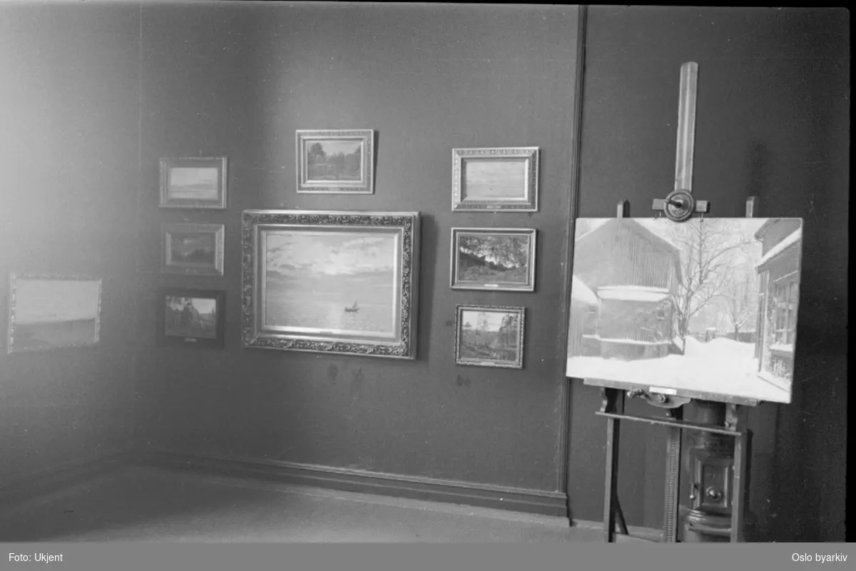 Fra Amaldus Nielsens malerisamling i Oslo Kunstforenings lokaler på St. Olavs plass 5. (Gitt som gave til Oslo kommune fra familien i 1933, idag plassert på Stenersenmuseet.) Staffeli.