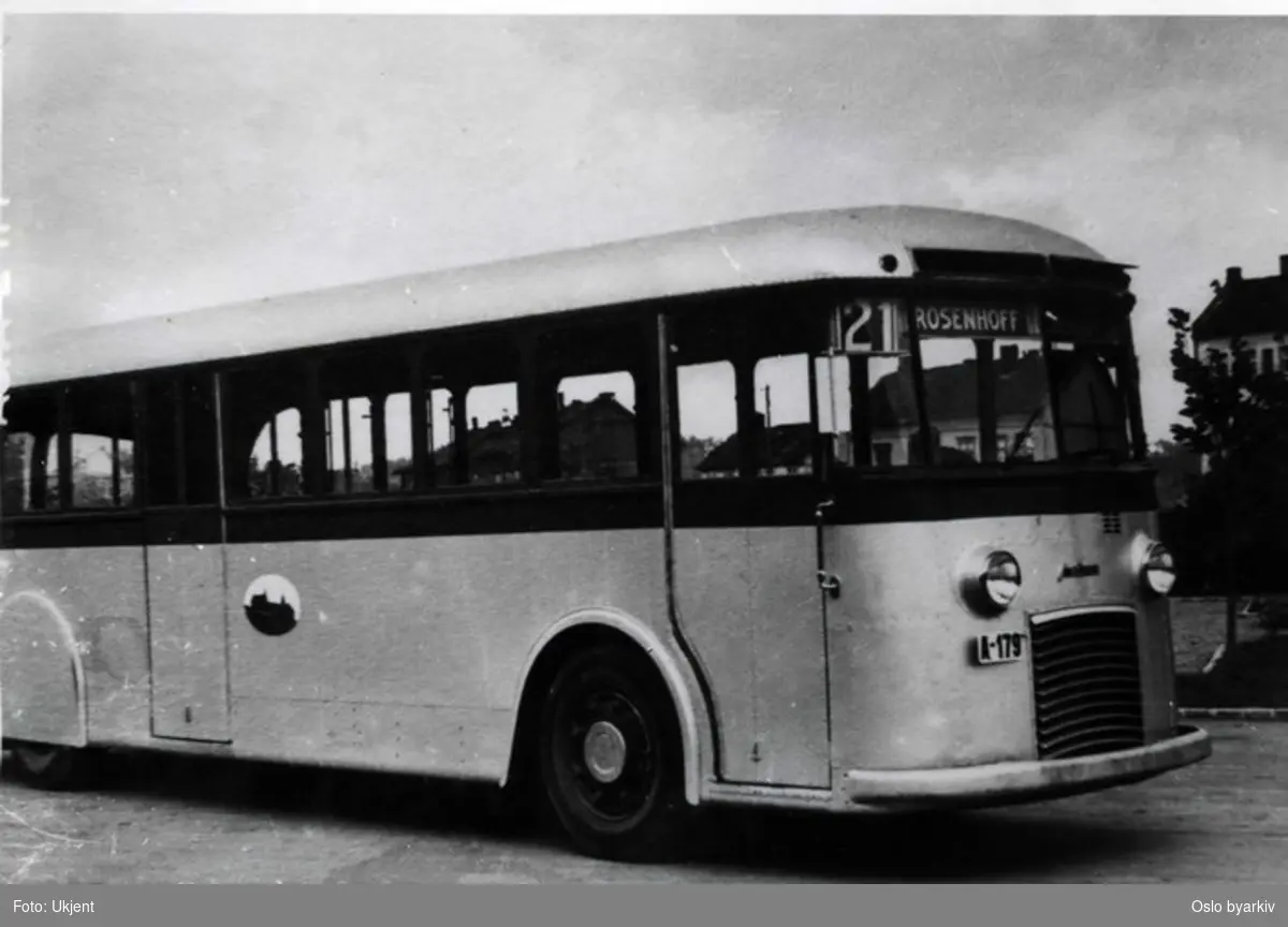 Oslo Sporveier, Turbinbussen ble første gang presentert i 1935. Tildekkede bakhjul var stilig og lite praktisk på én gang. Da masseproduksjonen kom i gang gikk man derfor bort i fra dette. Bildet viser derfor en prototyp modell. Modellen ble delvis produsert av Strømmen Verksted. Her linje 21 til Rosenhoff.