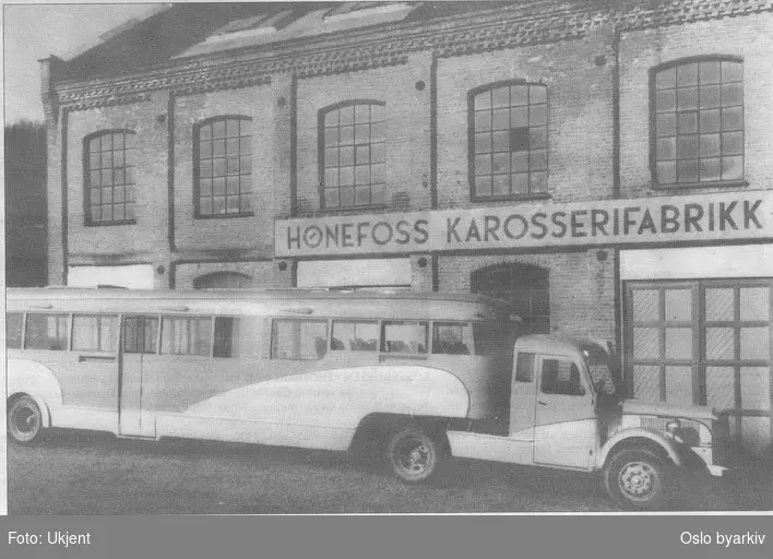 Foto av avisbilde: Buss bygd som semitrailer, "Ormen lange," for ruta Oslo - Hønefoss. Her utenfor Hønefoss Karosserifabrikk. Originalfoto: Adolf Johansen.