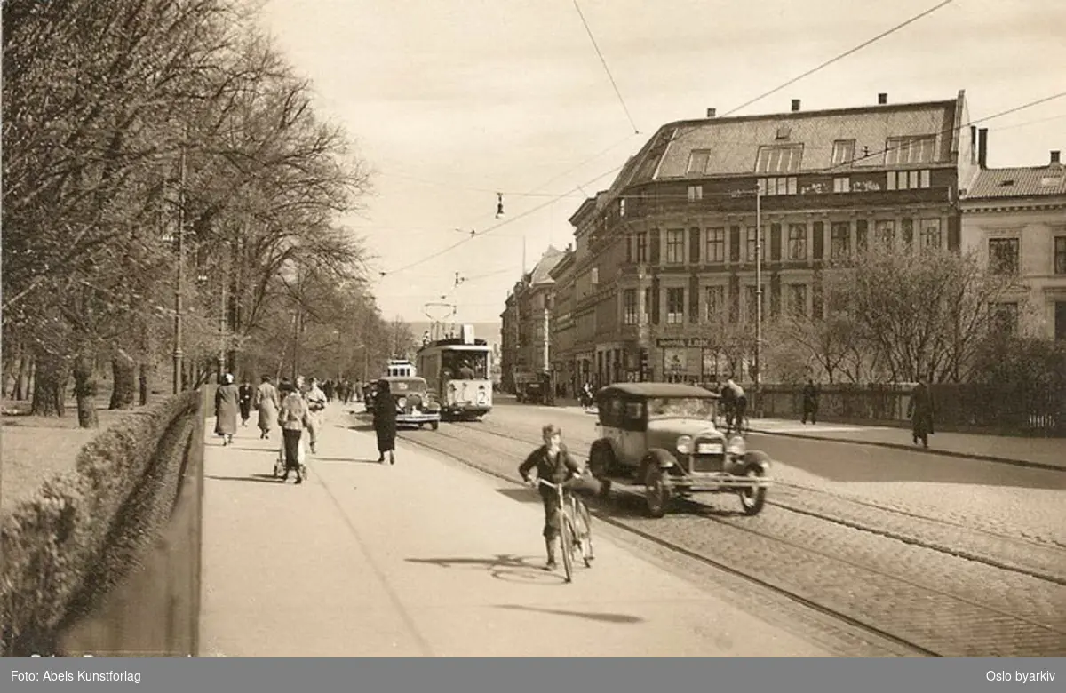Oslo Sporveier. Trikk tilhenger type SS nr. 484 linje 2, Majorstuen-Østbanen, her langs Slottsparken. Spaserende, gutt på sykkel, trafikk. Postkort nr 157.