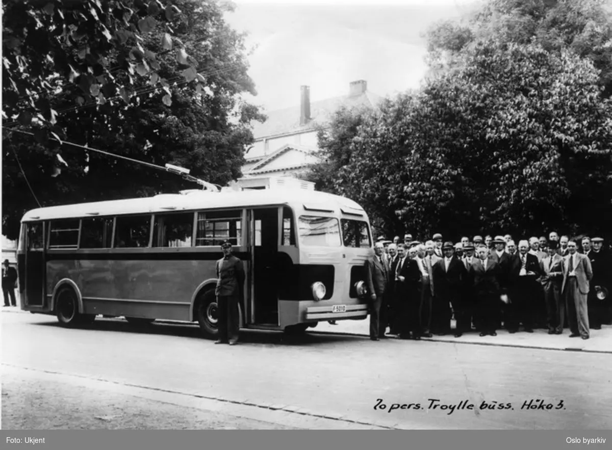 70 personers Trolleybuss, produsert av Høka, modell 3. Dette systemet innebar en vekselsvis bruk av drivstoff og strømdrevet framdrift.