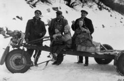 Transport av post på isen på Eikesdalsvatnet. Det er ein hei