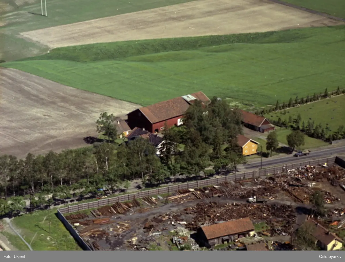 Alfaset (Arveset) gård. Industritomt, skraphandel på andre siden av Strømsveien (Flyfoto)