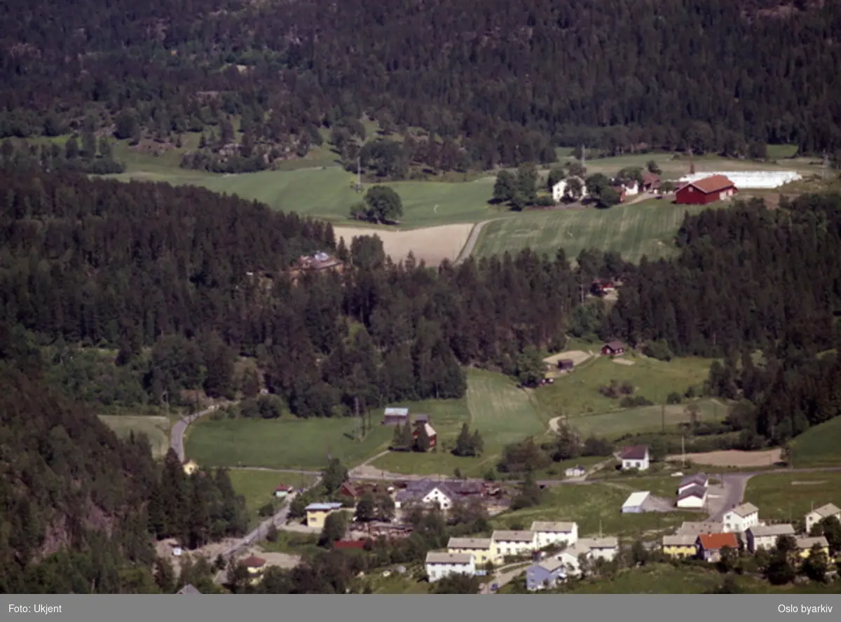 Skulleruddumpa, der Norstrandsveien kommer ut i Enebakkveien (nåværende E6). Skullerud gård i bakgrunnen. (Flyfoto)