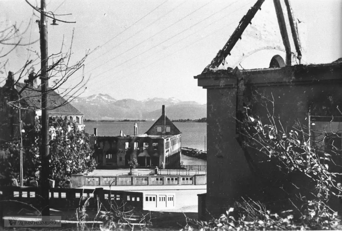 Molde under krigen - fra elva mot Solemdals møbelfabrikk. Fra venstre telegraf og posthuset, Frelsesarmeen.