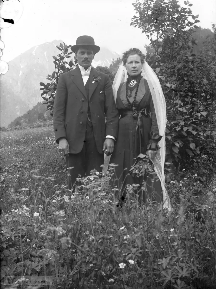 Brudeparet Paul Meringdal og Elise f. Hoem. .Paul var gardbruker og skinnhandler.