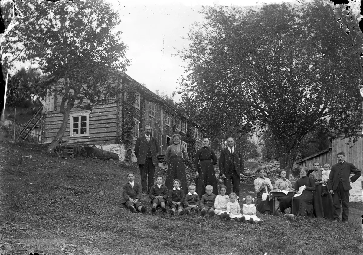 Lykkeslett, familien med huset i bakgrunnen..(Edvard var i Amerika fra april 1896 til desember 1910)