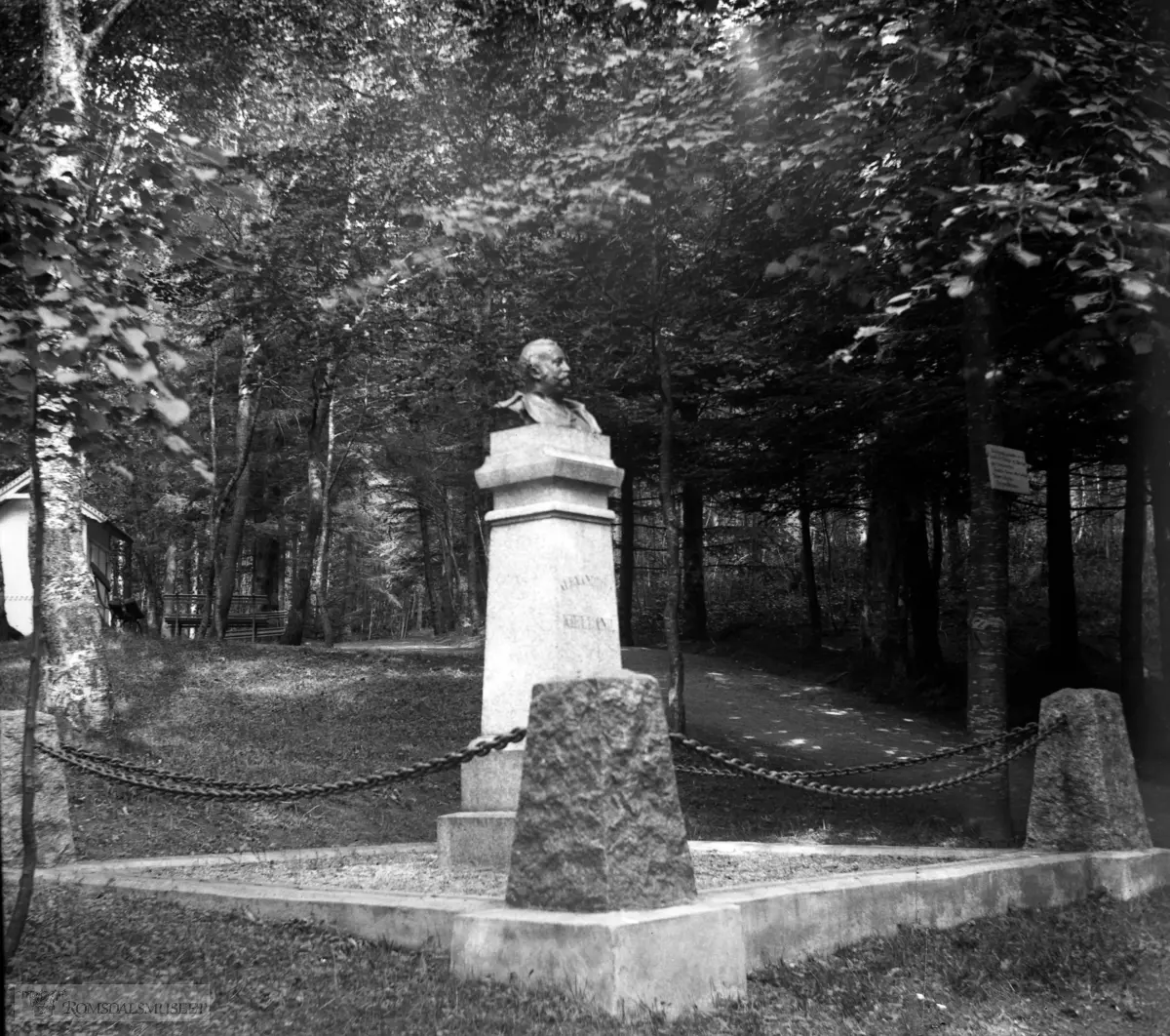 Alexander Kielland f. 1849 d. 6/4-1906 bysten i Reknesparken..Avduket 16 juni 1907. Bysten er laget av Peder Severin Krøyer (1851-1909). (Bjørnstjerne Bjørnson holdt talen under avdukingen av bysten.)