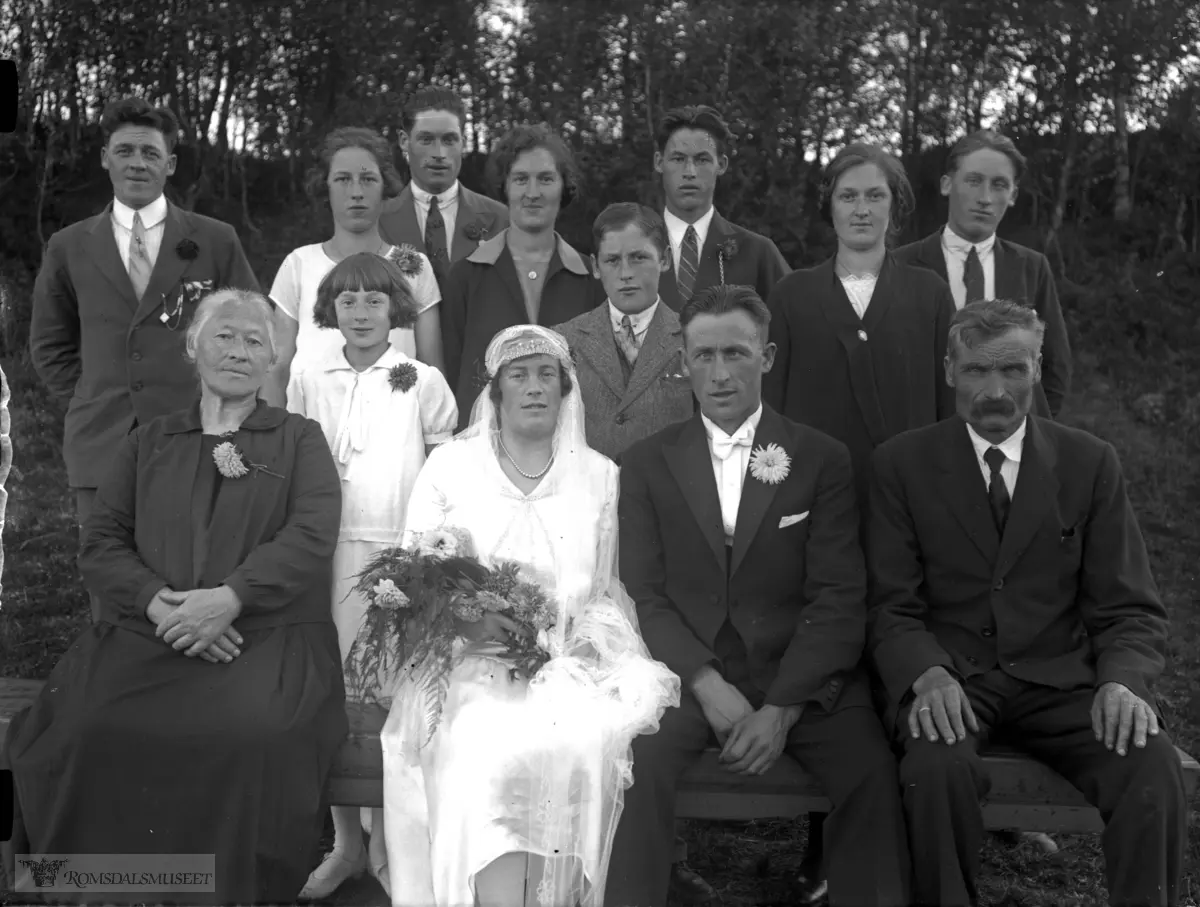 Brudeparet Astrid Sandvik og Lars K Ulleland med Lars sine foreldre og søsken.