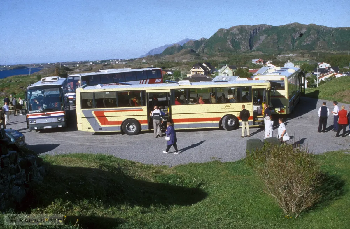 Bussturister ankommer Ergan..Bussene på bildet kommer fra Molde Bilruter, gule med striper i rødt og grått, og fra Nordmøre Trafikkselskap, Kristiansund, med busser i hvitt med striper i rødt og grått.