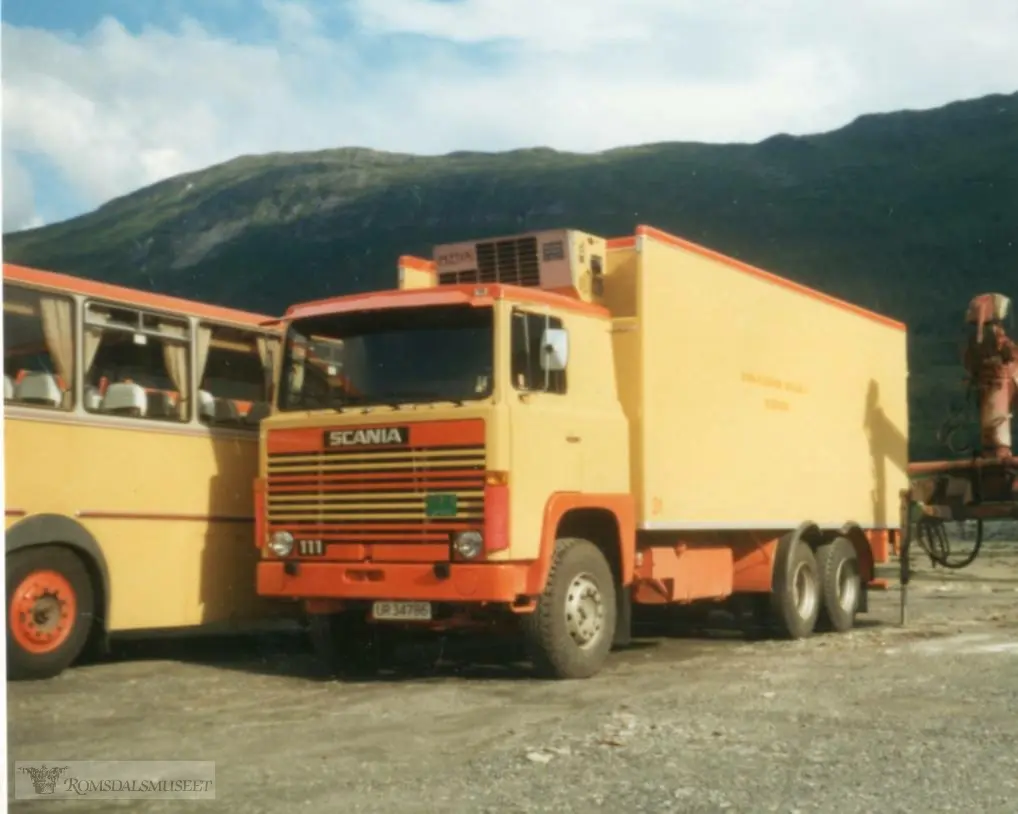Lastebilen på bildet er registrert UR34785 som var en Scania LBS111 1981-modell, med påbygg fra Bussbygg. Den ble levert ny til Eira-Eidsvåg Billag (EEB) . I 1982 ble EEB fusjonert med Kristiansund-Oppdal Auto (KOA) og nytt selskapsnavn ble KOA-EEB A/S, seinere Trollheimen Trafikk, og Mørelinjen A/S fra 1988. Bildet er antakelig tatt fra EEBs anlegg i Eidsvågen..(fra Oddbjørn Skjørsæter sine samlinger i Romsdalsarkivet)