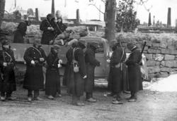 "Avmarsj fra Haug kirke, Patrontaskene fylles".Lastebilen er